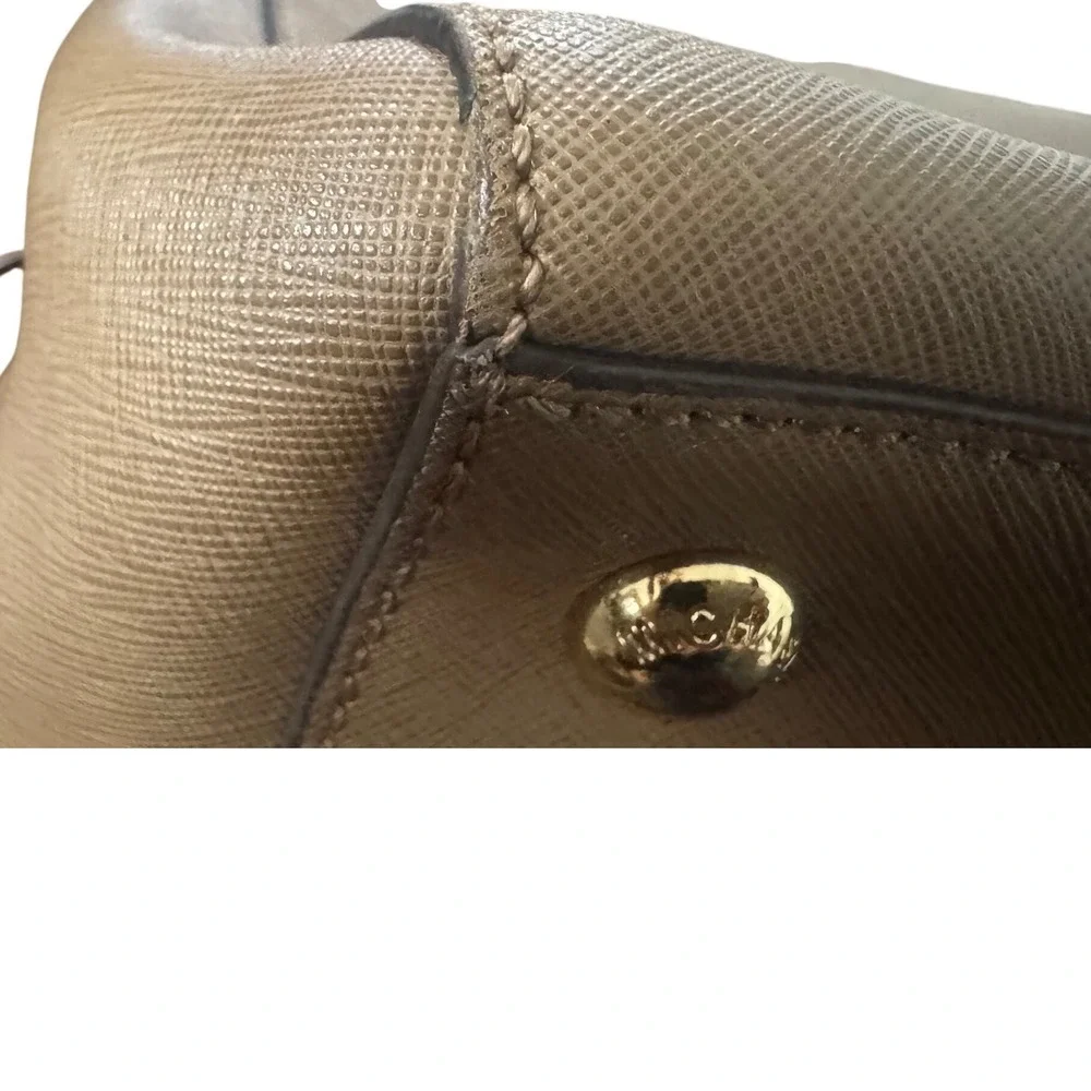 Michael Kors Jet Set Tan Saffiano Leather Satchel Crossbody Bag AV-1501 preloved